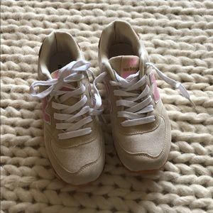 New balance tennis shoes